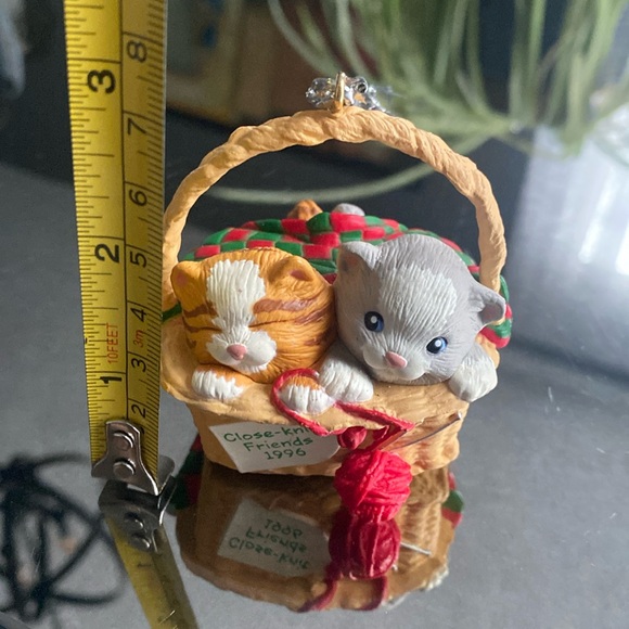 1996 Hallmark Cat/Kitten knitting Christmas Ornament 🐈 - Picture 2 of 5